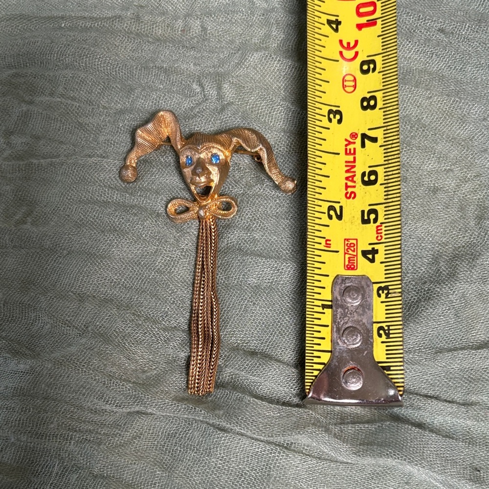 Vintage Gold Jester Brooch - Picture 3 of 5
